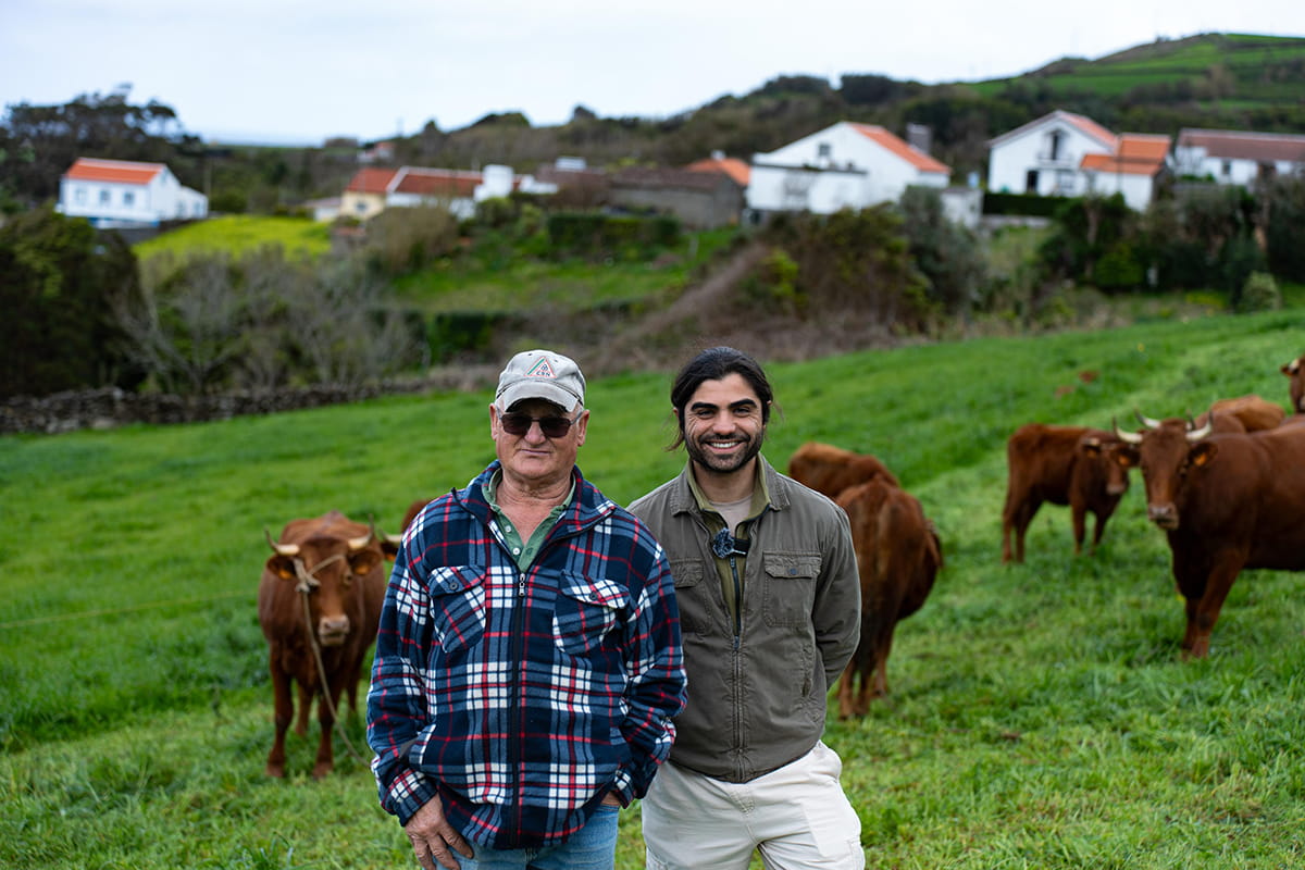 João do Talho Rocha com produtor local na exploração