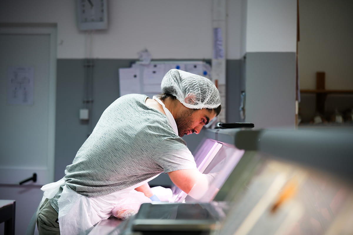 Corte e preparação de carne no Talho Rocha
